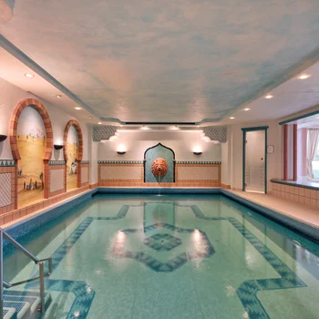 Innenpool mit marokkanischem Design und Mosaikfliesen an Wänden und Boden