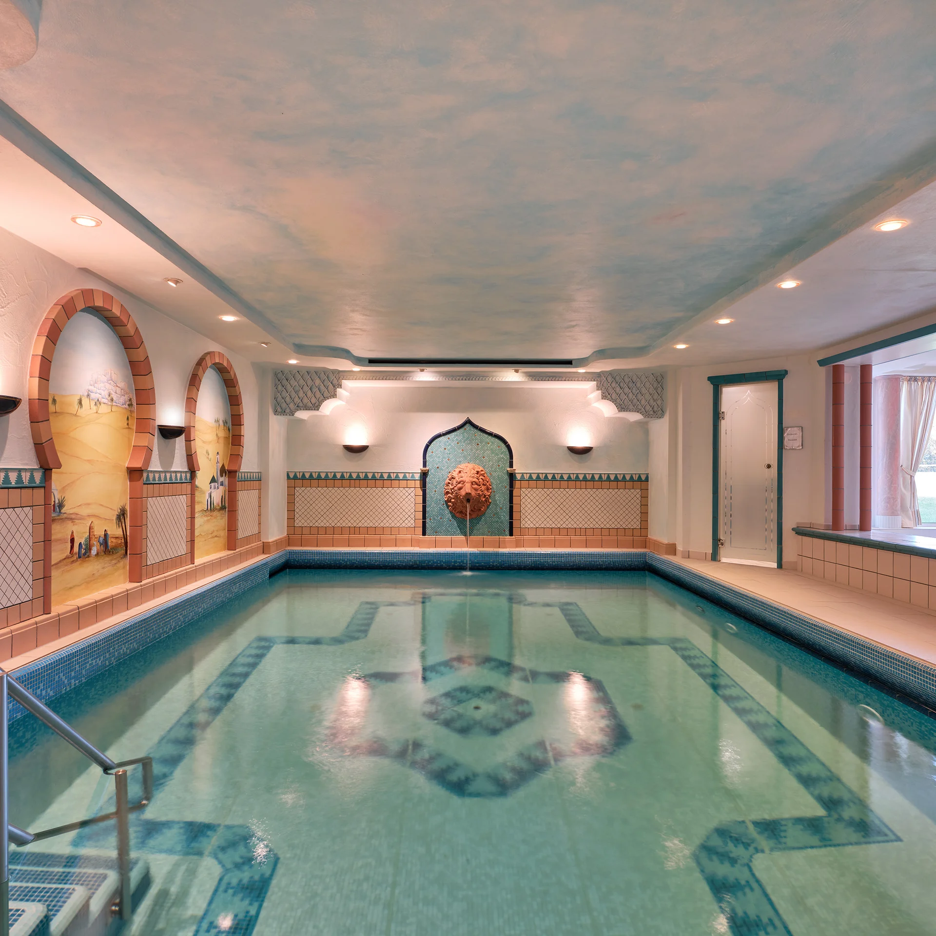 Innenpool mit marokkanischem Design und Mosaikfliesen an Wänden und Boden