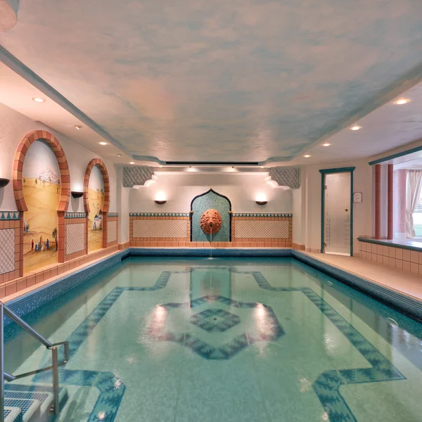 Innenpool mit marokkanischem Design und Mosaikfliesen an Wänden und Boden
