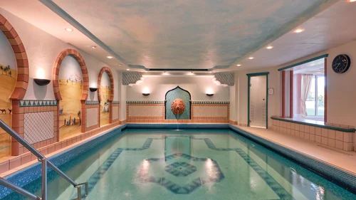 Innenpool mit marokkanischem Design und Mosaikfliesen an Wänden und Boden