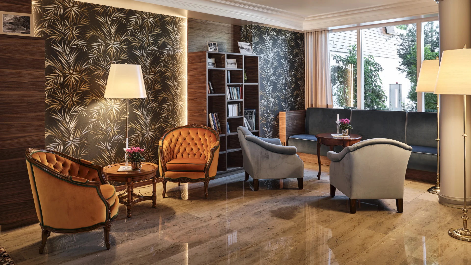 Elegantes Wohnzimmer mit Vintage-Sesseln, moderner Beleuchtung und Marmorboden