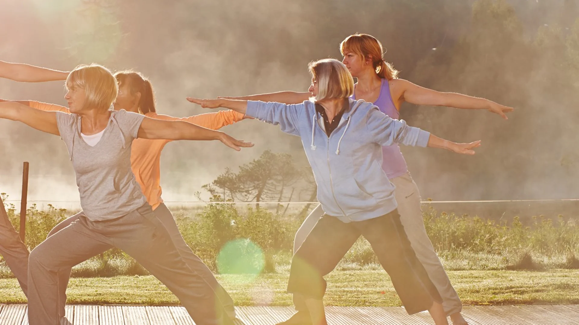 Gruppe von Frauen praktiziert Yoga im Freien am Morgen