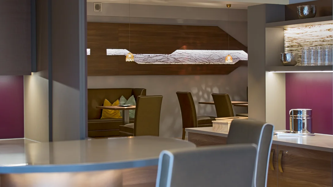 Physikalische Therapie | Hotel Reppert in Hinterzarten Modernes Restaurantinterieur mit Holzdekoration und warmem Licht