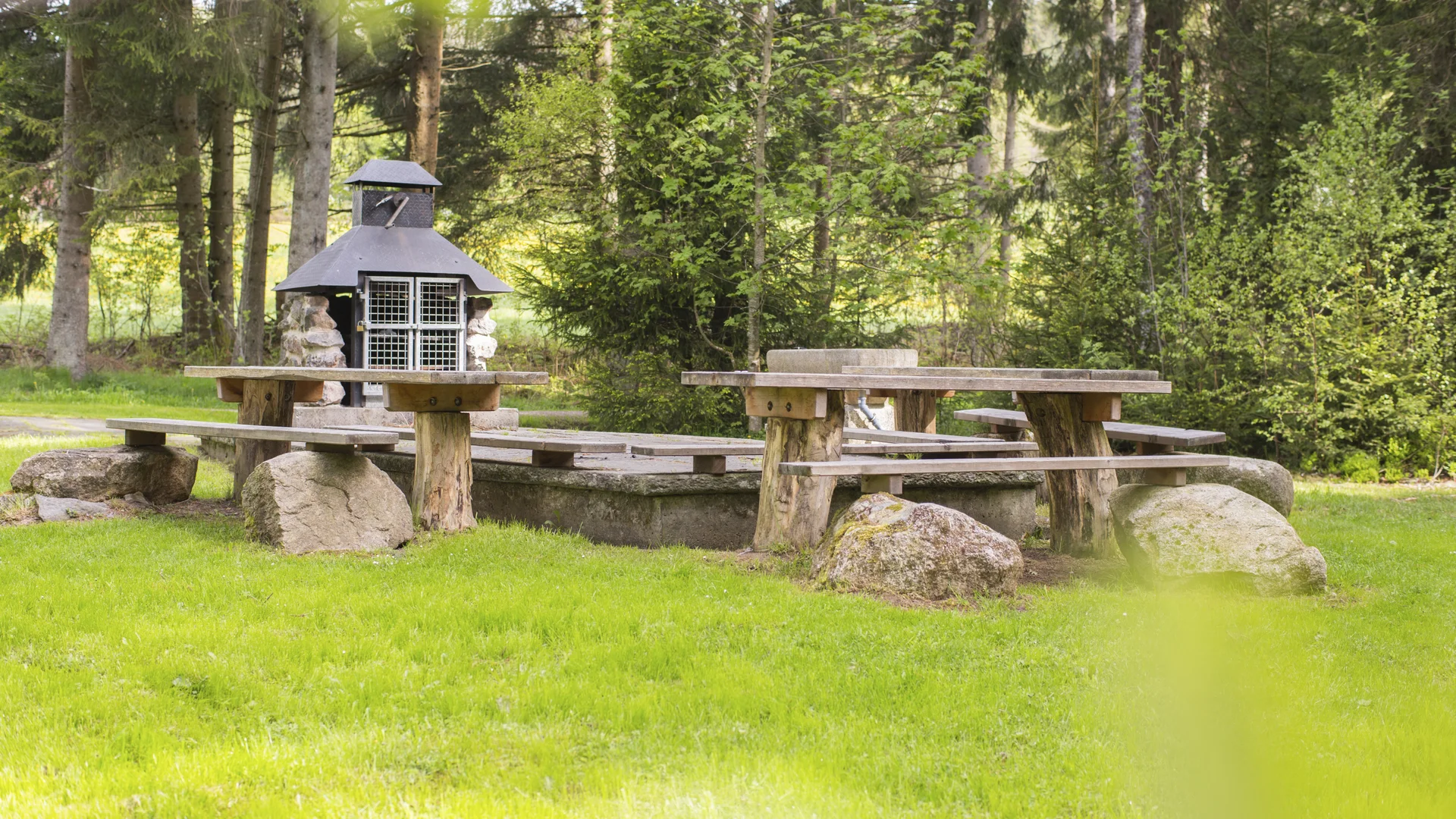 Sehenswürdigkeiten | Hinterzarten in Baden-Württemberg Picknickplatz mit Holzbänken und kleinem Grill im Wald