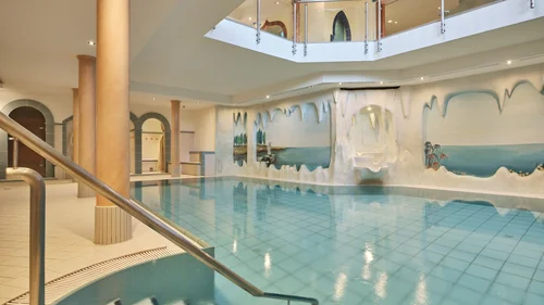 Day Spa in Hinterzarten | Hotel Reppert im Schwarzwald Innenraum eines Hallenbads mit Säulen und Wandgemälde