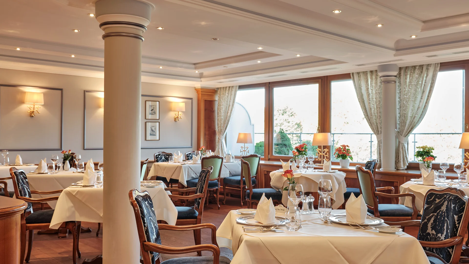 Elegantes Restaurant mit gedeckten Tischen und stilvollen Stühlen