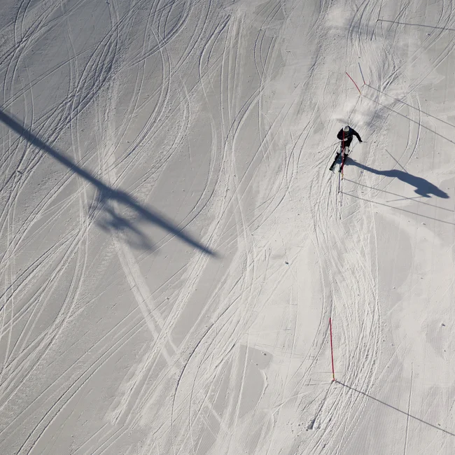 Vacances d’hiver à Hinterzarten | L’art de vivre au ralenti à l’hôtel Reppert Personne skiant sur une piste enneigée vue du dessus