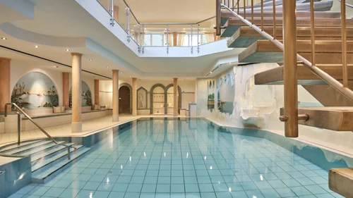 Innenpool mit Treppe und dekorativen Wänden in modernem Raum