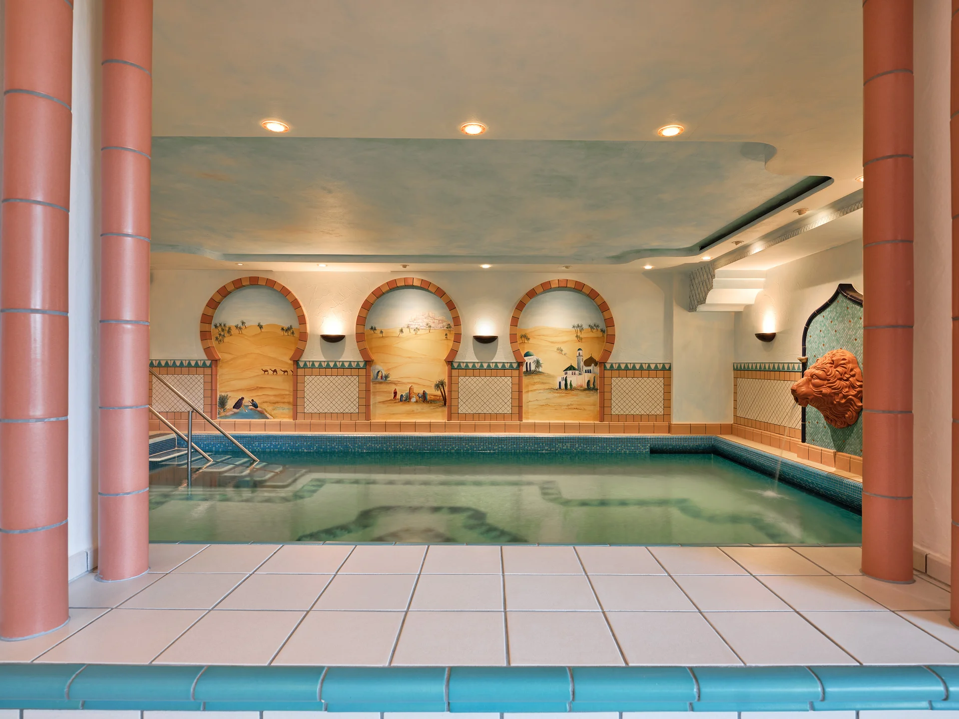 Day Spa in Hinterzarten | Hotel Reppert im Schwarzwald Innenpool mit orientalischer Wanddekoration und roten Säulen