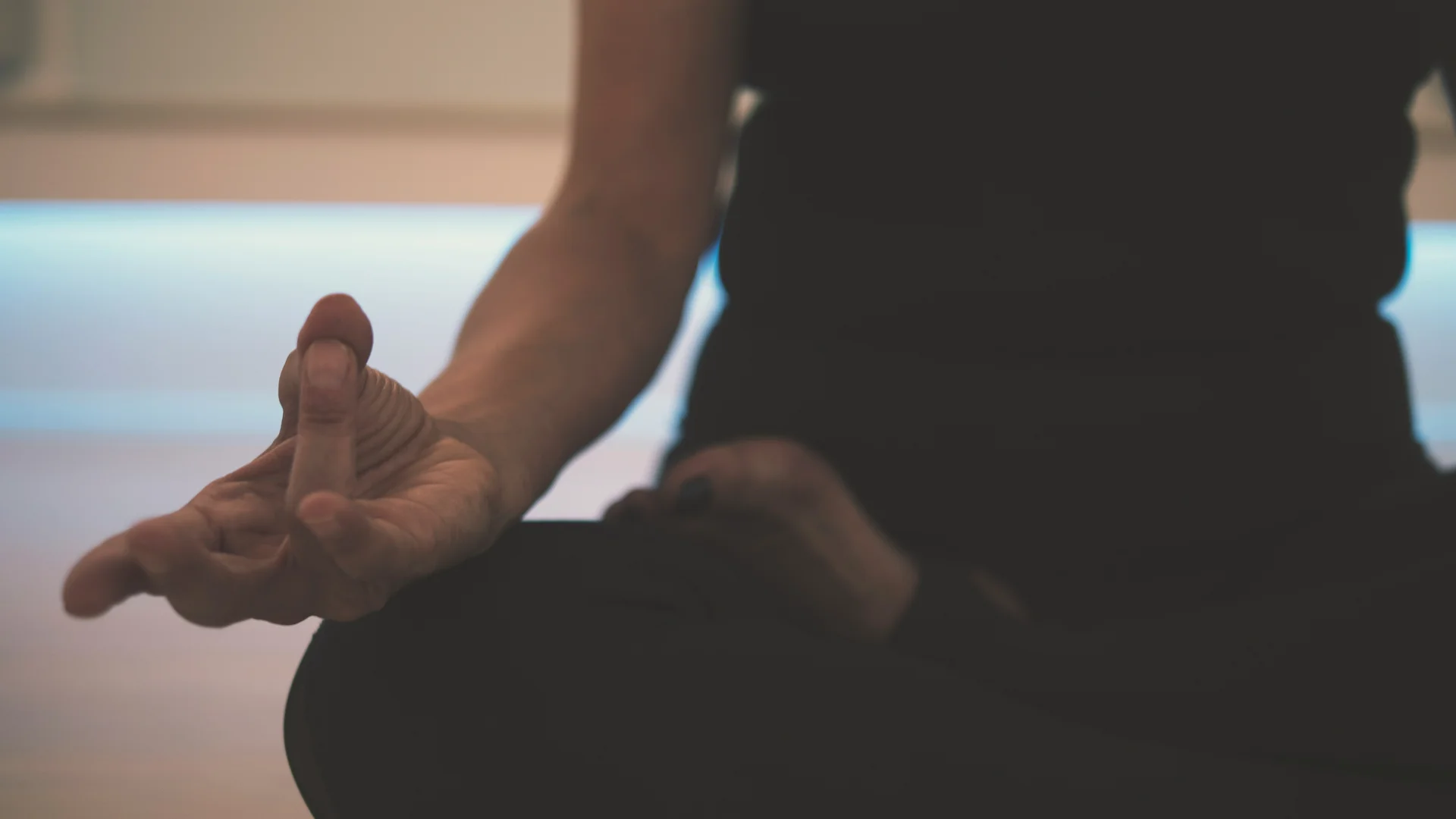 Yoga à l’hôtel en Forêt-Noire | L’hôtel Reppert à Hinterzarten Gros plan d'une personne en méditation avec un geste concentré des doigts