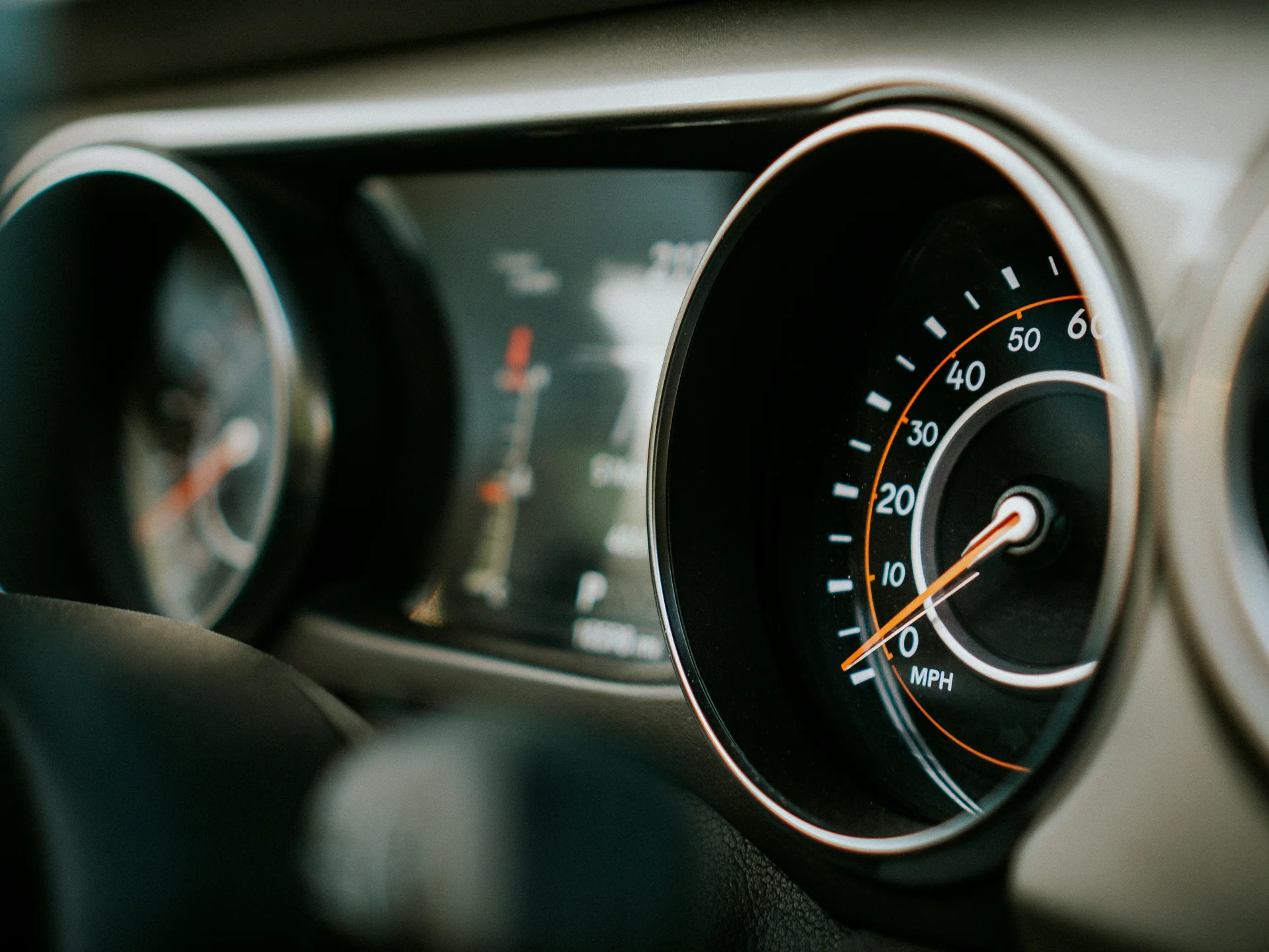 Nahaufnahme von Tachometer und Armaturenbrett in einem Auto